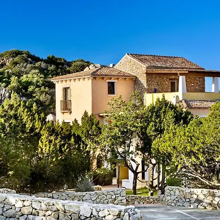 Isa-residence Wityh Swimming-pool Near Porto Cervo And Only 350 Meters From The 리시아 디 바카